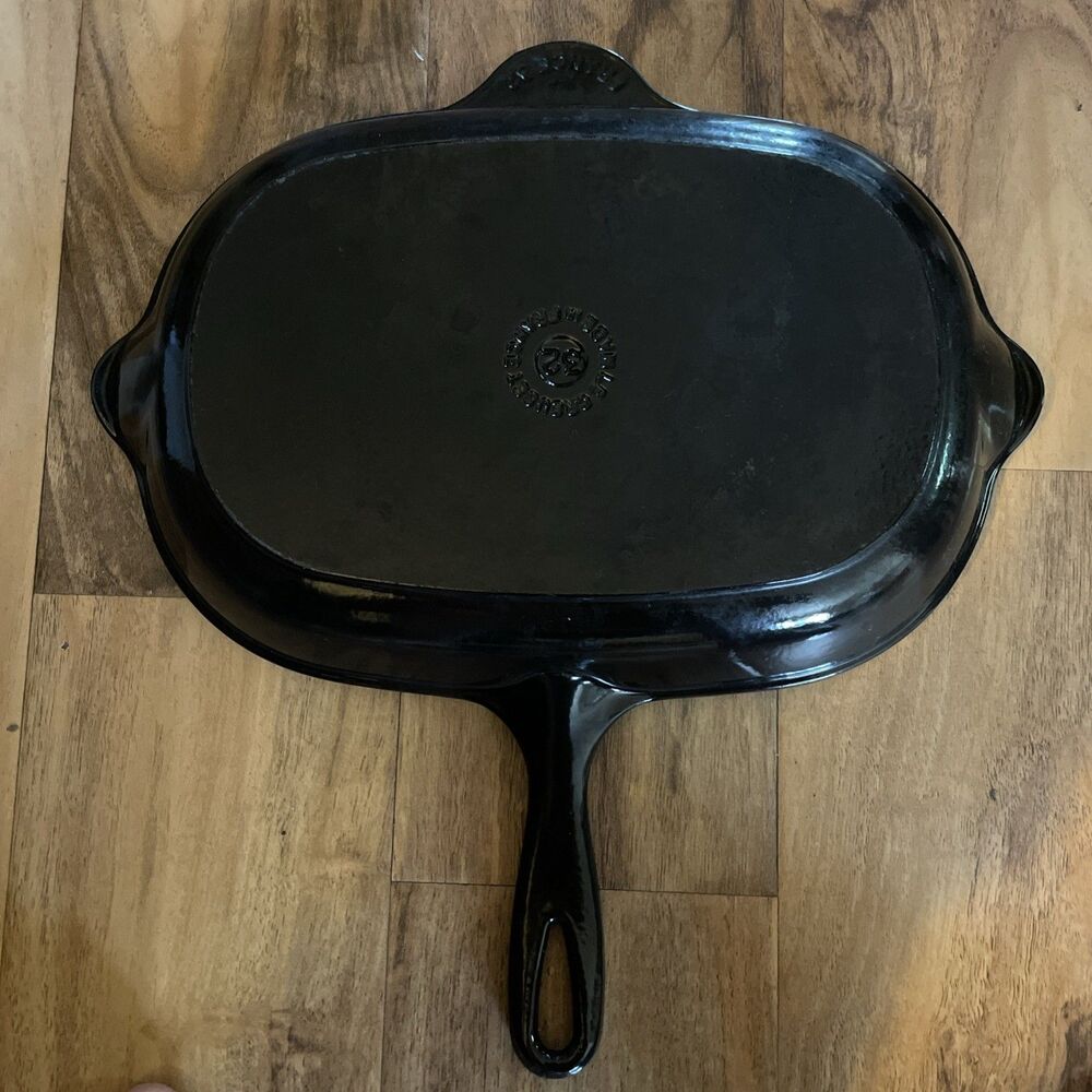 Le Creuset Oval Enamel Cast Iron Skillet Grill Pan 32 Black Grille Pour